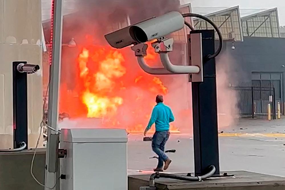 2 dead, one injured in explosion at Rainbow Bridge on US-CAnadian border: Governor 2 dead, one injured in explosion at Rainbow Bridge on US-CAnadian border: Governor