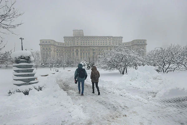 Snowstorm cuts power to 200,000 homes across Romania