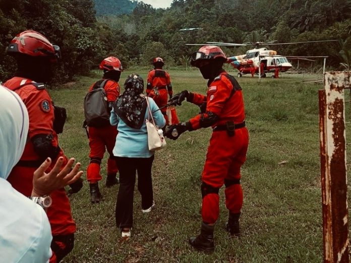 Firemen comes to the aid of a pregnant woman