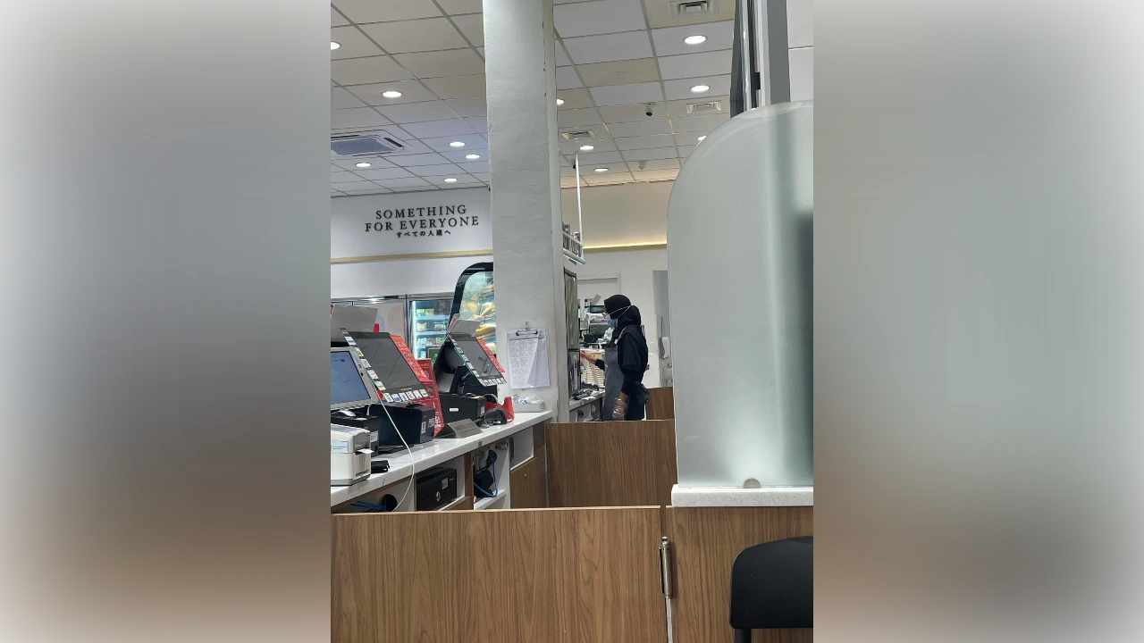 Kind M’sian store staff fetches out-of-stock spicy crispy chiki for little girl amid busy shift, wins hearts Kind M’sian store staff fetches out-of-stock spicy crispy chiki for little girl amid busy shift, wins hearts