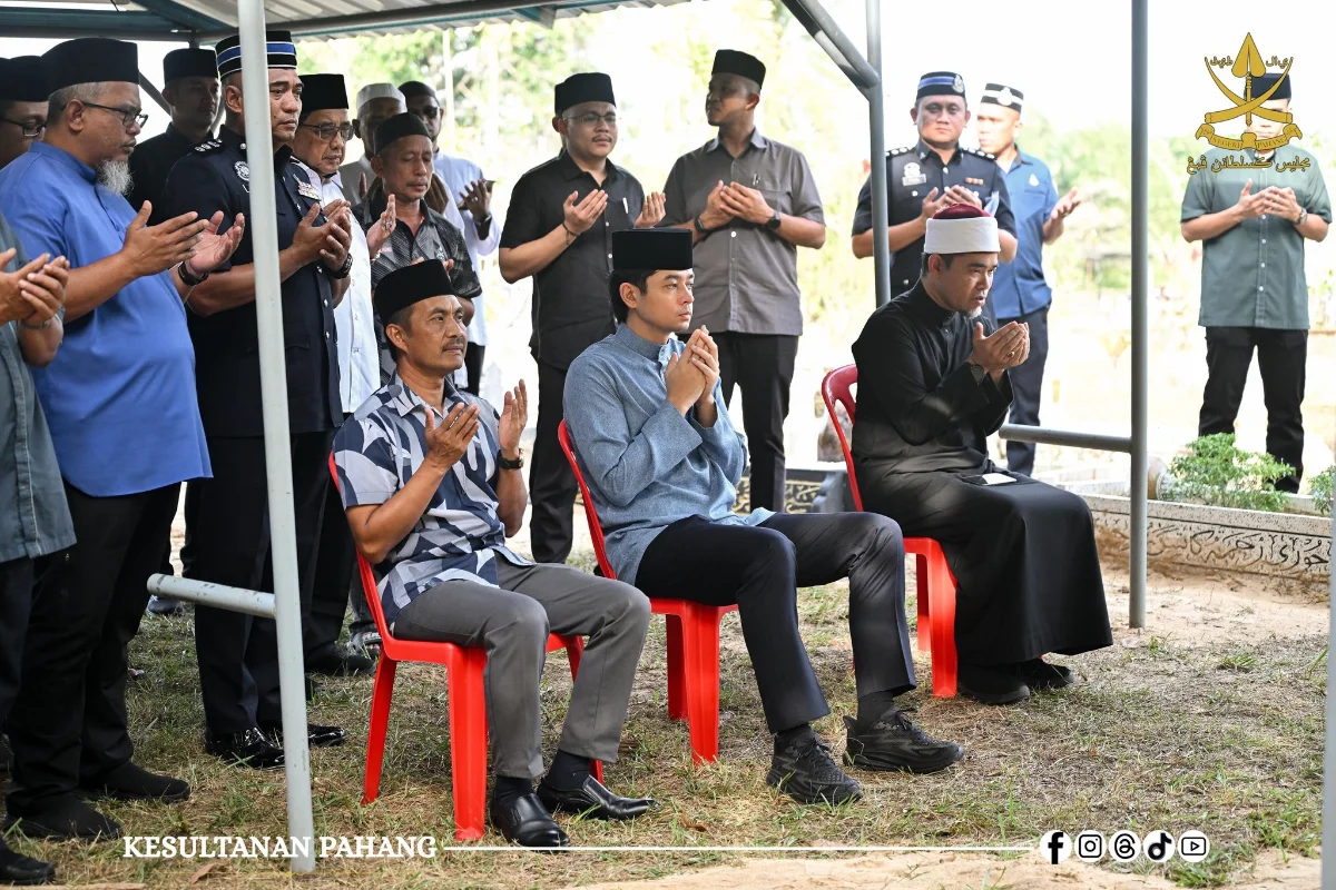 Tengku Hassanal consoles family of five killed in Kuantan tragedy Tengku Hassanal consoles family of five killed in Kuantan tragedy