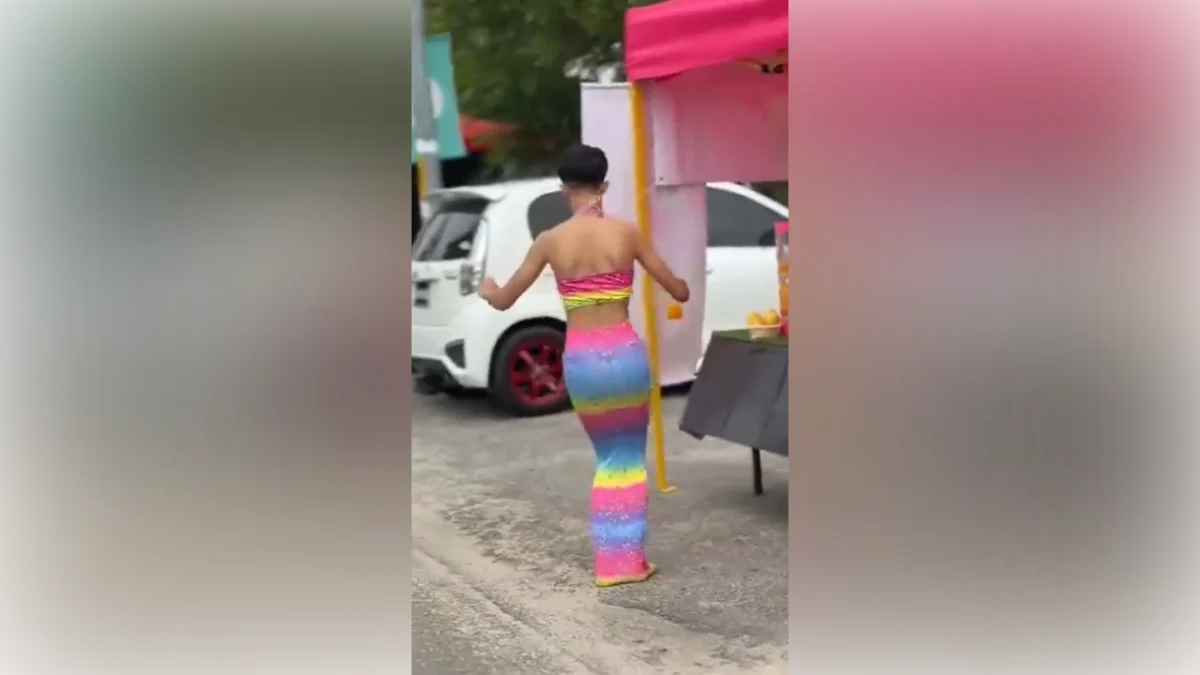 Mermaid costume man "dancing" at drink stall goes viral in Kelantan Mermaid costume man "dancing" at drink stall goes viral in Kelantan