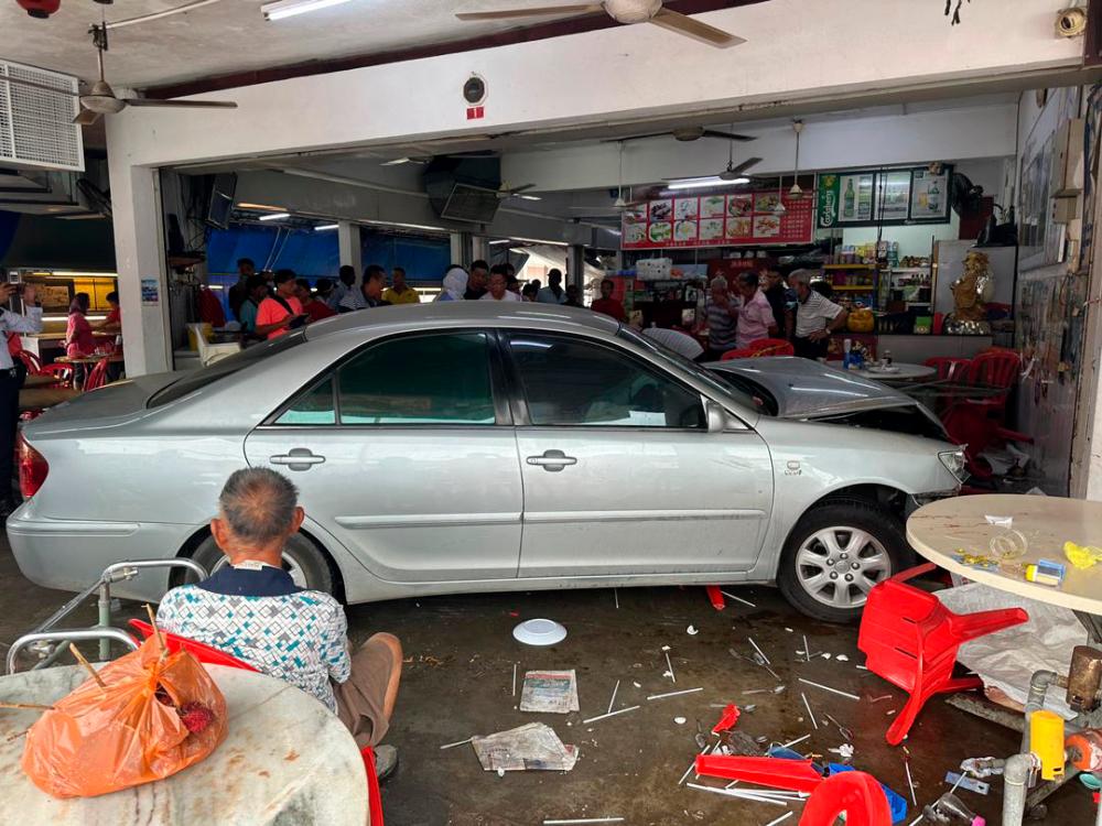 70-year-old M’sian crashes car into kopitiam in Negeri Sembilan, killing one and injuring another