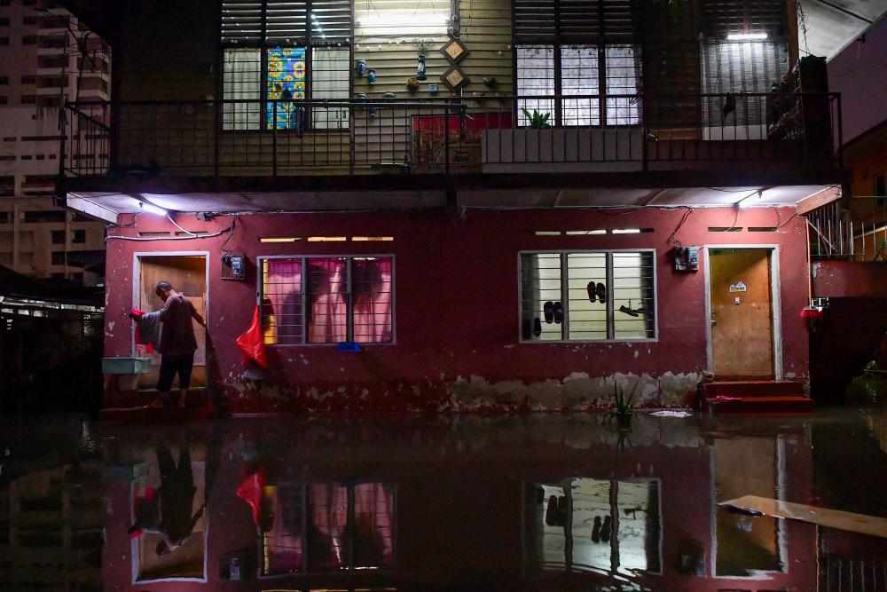 869 Perak APM personnel on alert to tackle floods, 171 hotspots identified 869 Perak APM personnel on alert to tackle floods, 171 hotspots identified