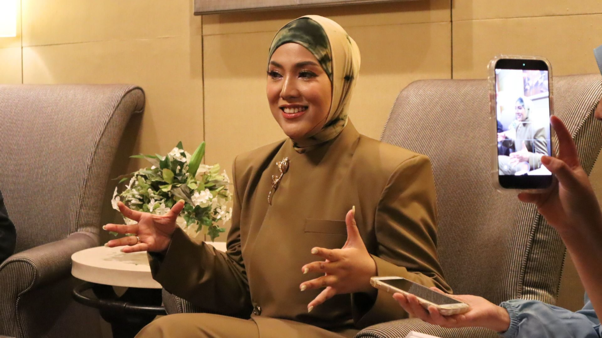 Shila amzah performs fluently in malay, mandarin and english.
