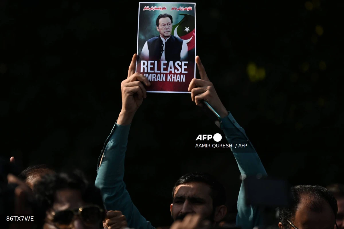 Jailed Pakistan former PM loses most vision in one eye: lawyer