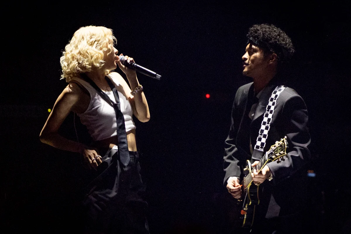 Rose and bruno mars performs number one hit apt.