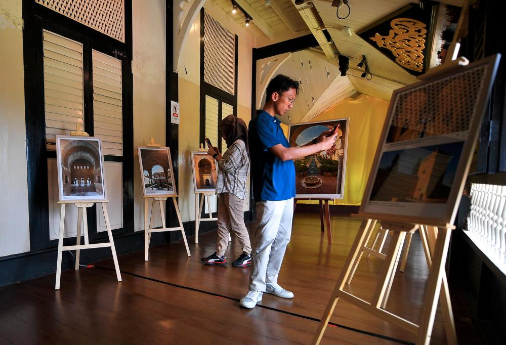 ALhambra photo exhibition allows public to witness Islamic architecture in Spain