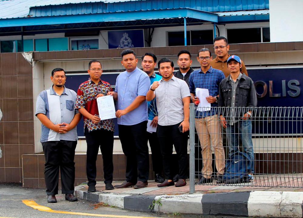 AMK Perak lapor polis berhubung pemilik Facebook hina Perdana Menteri AMK Perak lapor polis berhubung pemilik Facebook hina Perdana Menteri