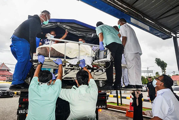 APM_uses_lorry_to_transport_300kg_patient_to_Terengganu_hospital APM uses lorry to transport 300kg patient to Terengganu hospital