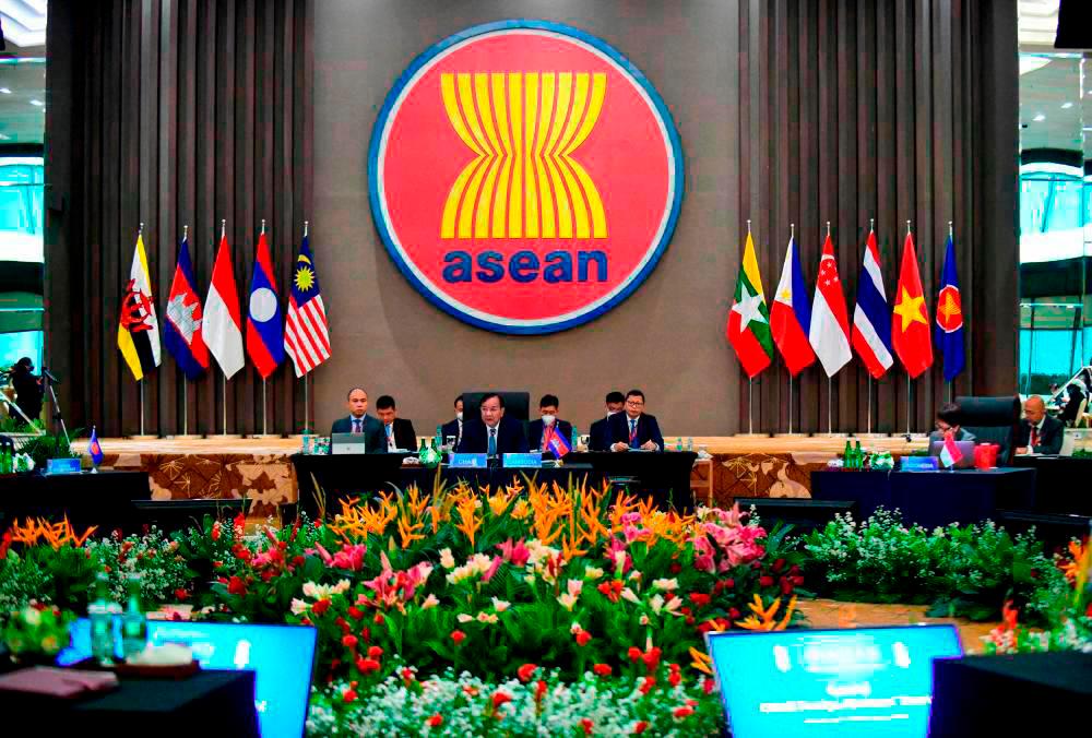 ASEAN completes 11 priority economic deliverables, MITI to continue championing Malaysian exporters’ interests ASEAN completes 11 priority economic deliverables, MITI to continue championing Malaysian exporters’ interests