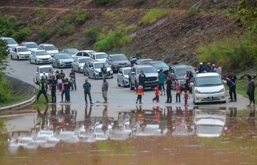 Access to Kampung Limau Kasturi, Kampung Serian cut off as bridge flooded Access to Kampung Limau Kasturi, Kampung Serian cut off as bridge flooded