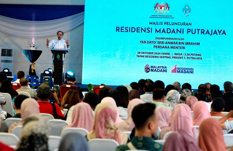 Acting Johor Sultan grants audience to Anwar Ibrahim