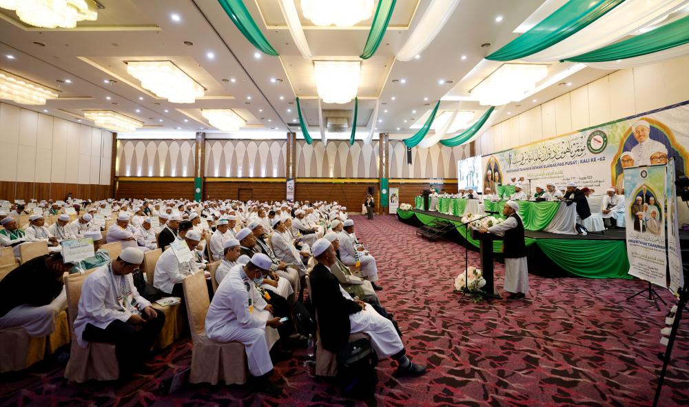 Afnan Hamimi is new PAS Youth Chief, Nuridah remains Muslimat chief 