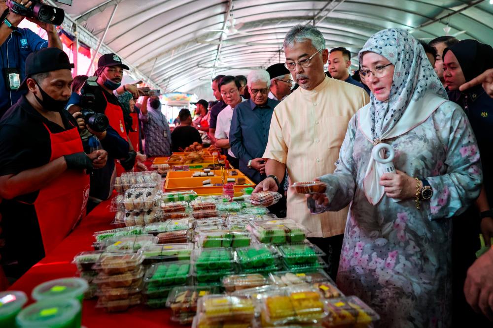 Agong, Raja Permaisuri berkenan lawat Bazar Ramadan Tanjung Tokong Agong, Raja Permaisuri berkenan lawat Bazar Ramadan Tanjung Tokong