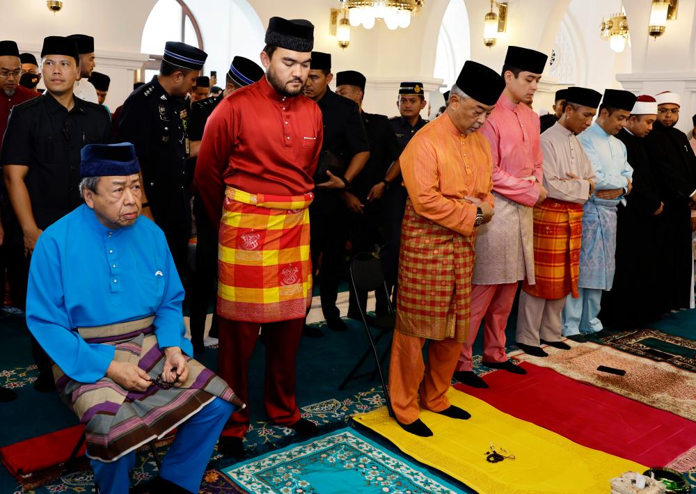 Agong berkenan solat Jumaat di Masjid Raja Lumu Agong berkenan solat Jumaat di Masjid Raja Lumu