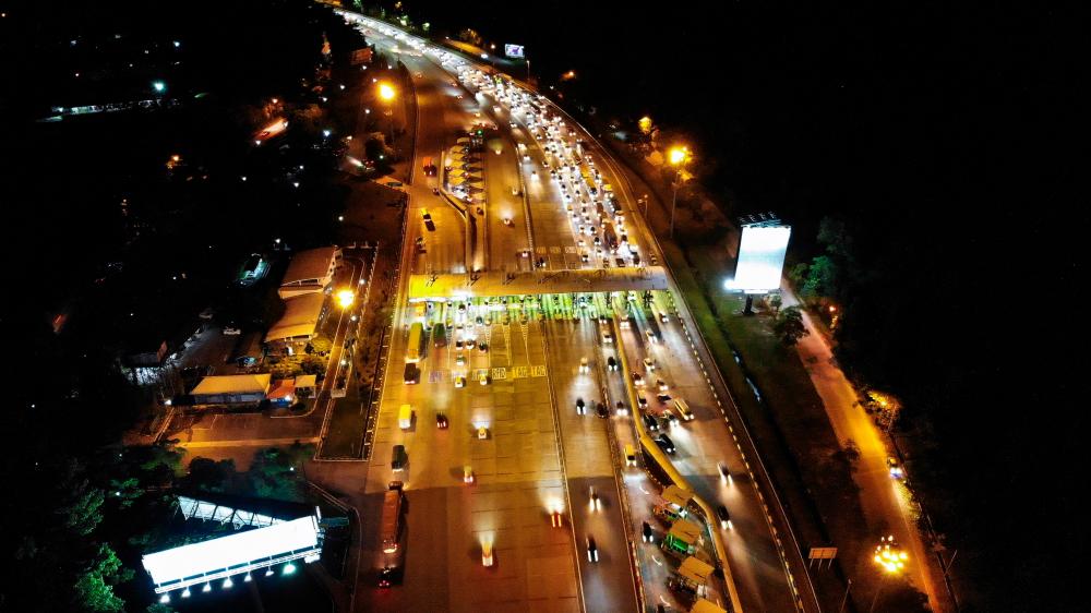 Aliran trafik di beberapa lebuh raya utama bergerak perlahan malam Dis 26 Aliran trafik di beberapa lebuh raya utama bergerak perlahan malam Dis 26