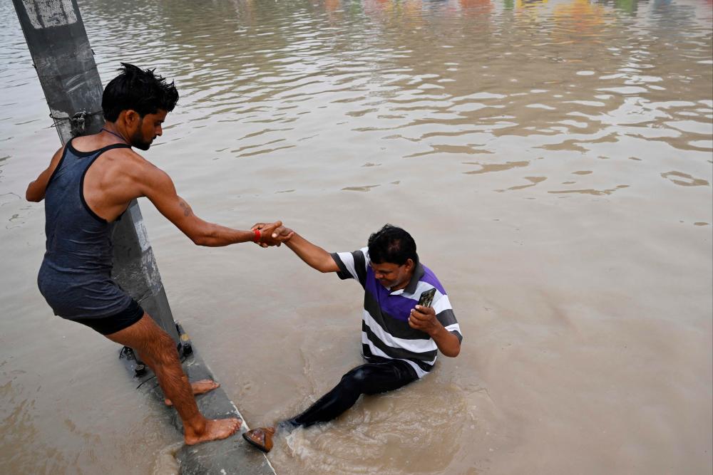 Amaran banjir di New Delhi: Sekolah ditutup, air minuman mungkin dicatu