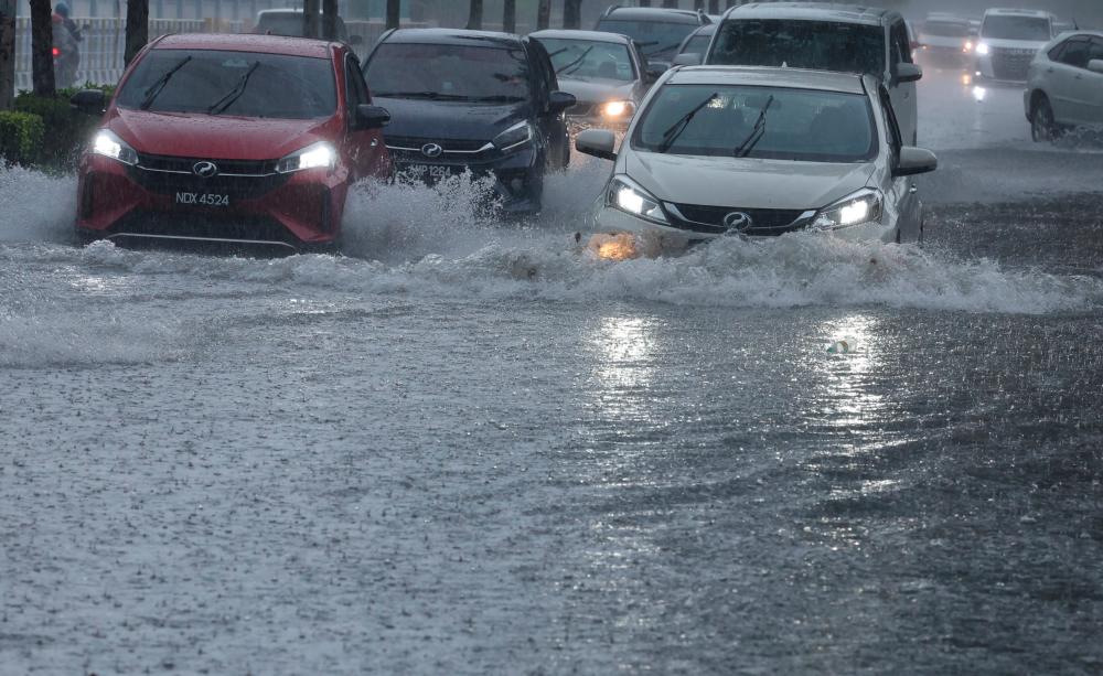 Amaran hujan berterusan tahap waspada di Pantai Timur sehingga Rabu Amaran hujan berterusan tahap waspada di Pantai Timur sehingga Rabu