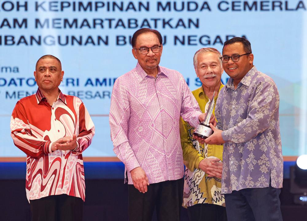 Anugerah Buku Negara 2023: KSN, MB Selangor terima anugerah perdana Anugerah Buku Negara 2023: KSN, MB Selangor terima anugerah perdana