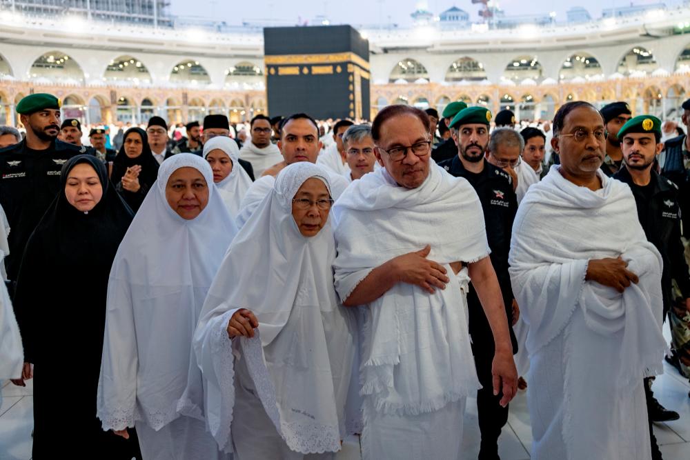 Anwar, Wan Azizah tunai umrah, titip doa kesejahteraan bumi palestin Anwar, Wan Azizah tunai umrah, titip doa kesejahteraan bumi palestin