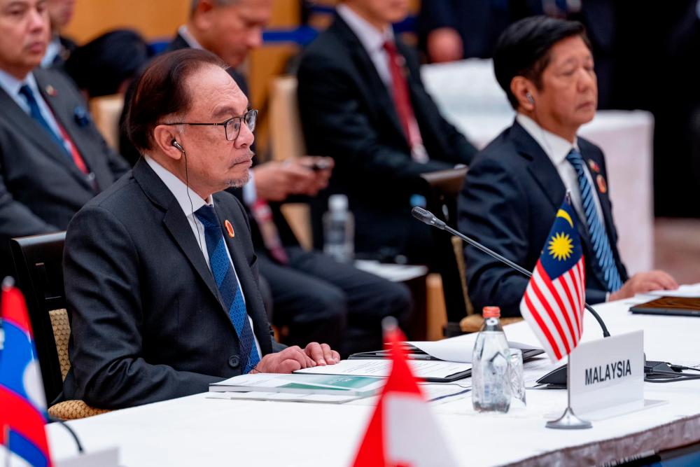Anwar berkongsi pandangan mengenai hipokrasi dalam krisis Gaza dan isu ASEAN Anwar berkongsi pandangan mengenai hipokrasi dalam krisis Gaza dan isu ASEAN