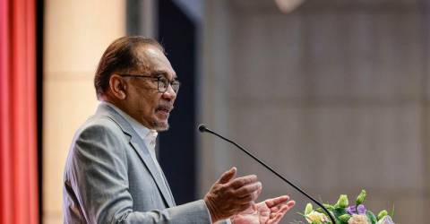 Anwar harap syarikat swasta ikut contoh Khazanah tetap gaji minimum 