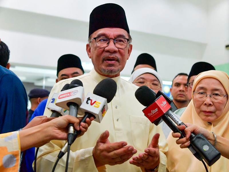 Anwar holds closed-door meeting with Kelantan MB Anwar holds closed-door meeting with Kelantan MB