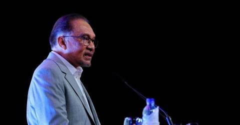 Anwar hopes private companies follow Khazanah’s example in setting minimum wage Anwar hopes private companies follow Khazanah’s example in setting minimum wage