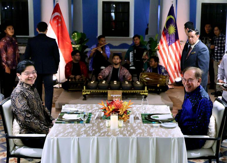 Anwar hosts dinner for Singapore PM 