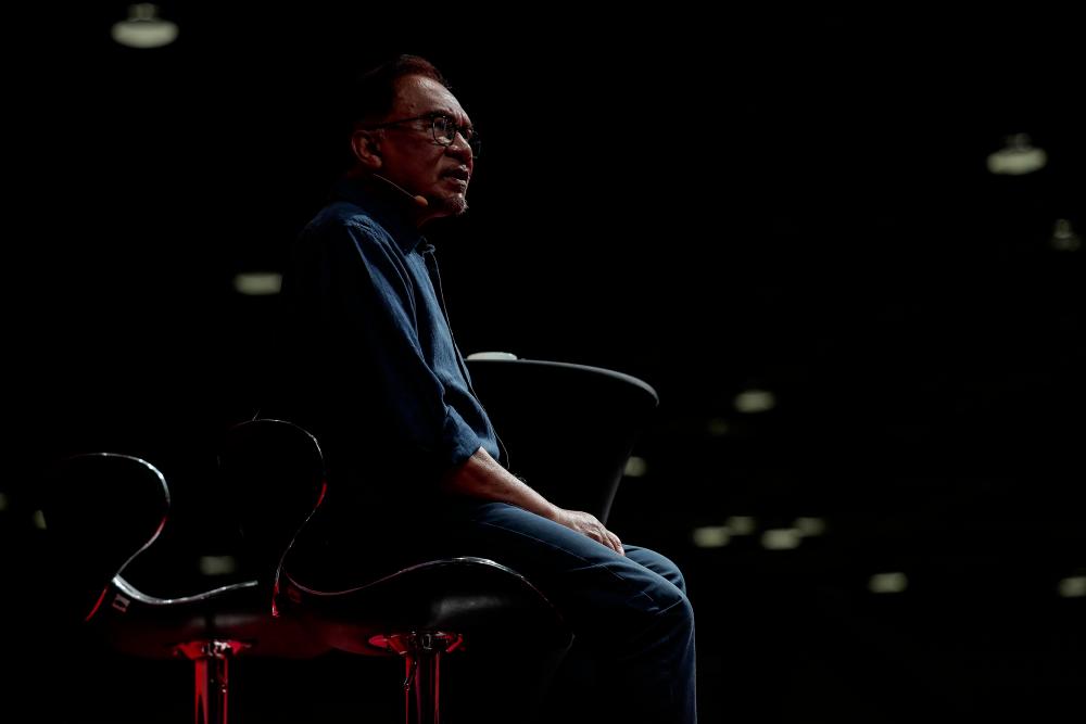 Anwar imbau kisah didikan ibu bapa galak membaca, lawat kawasan miskin