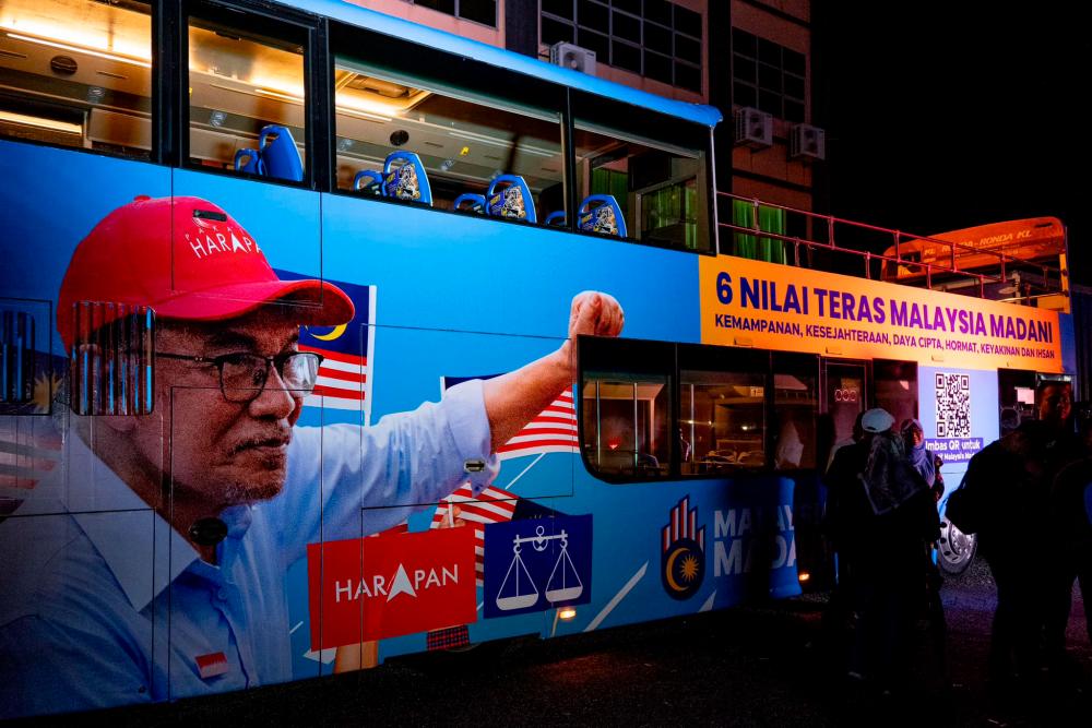 Anwar mahu pemasangan papan iklan papar wajahnya, Malaysia Madani dihentikan Anwar mahu pemasangan papan iklan papar wajahnya, Malaysia Madani dihentikan