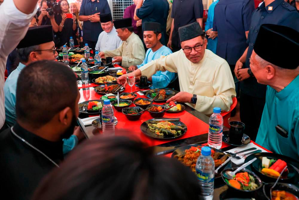 Anwar tries Menu Siswa Rahmah