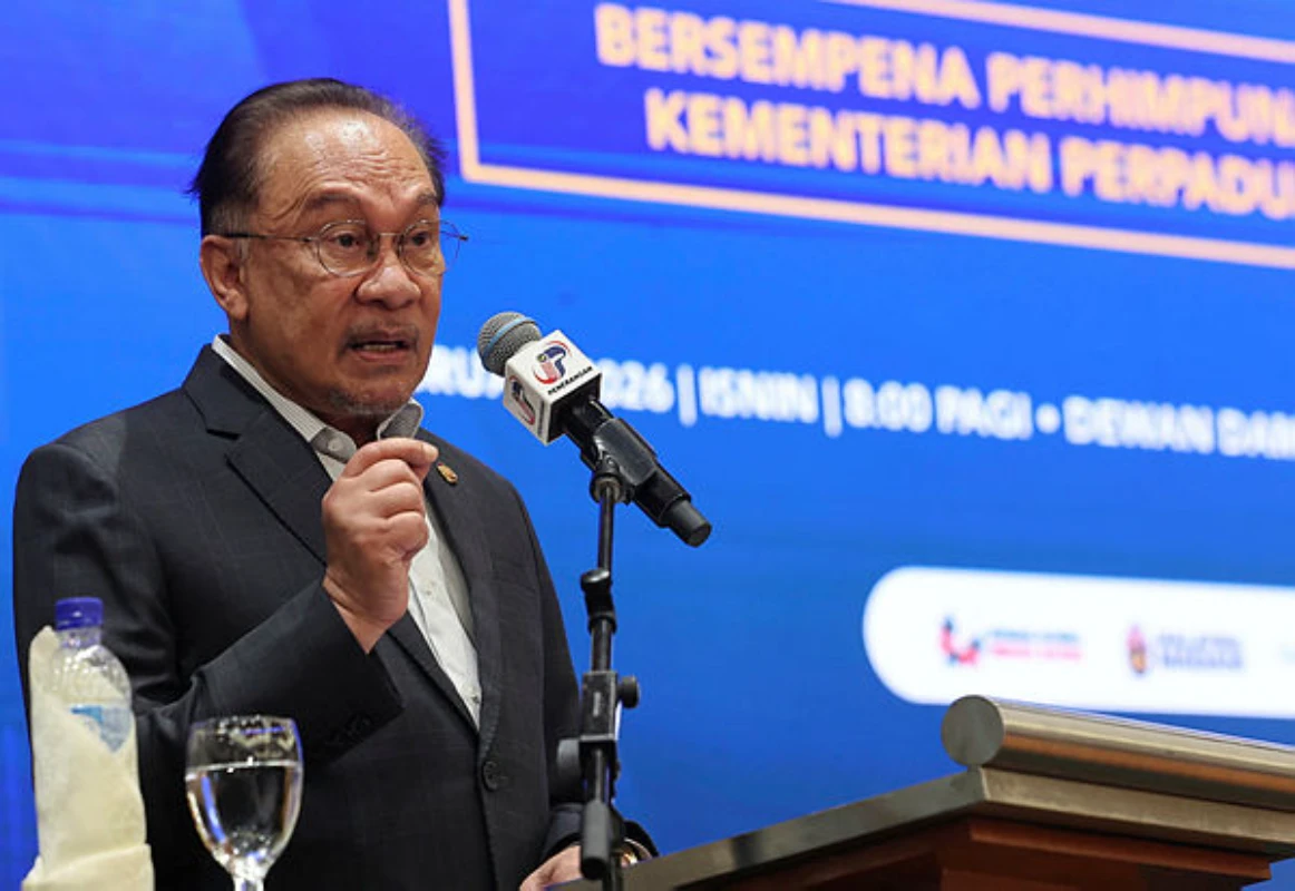Anwar_urges_patience_as_special_committee_probes_MACC_chief Anwar urges patience as special committee probes MACC chief