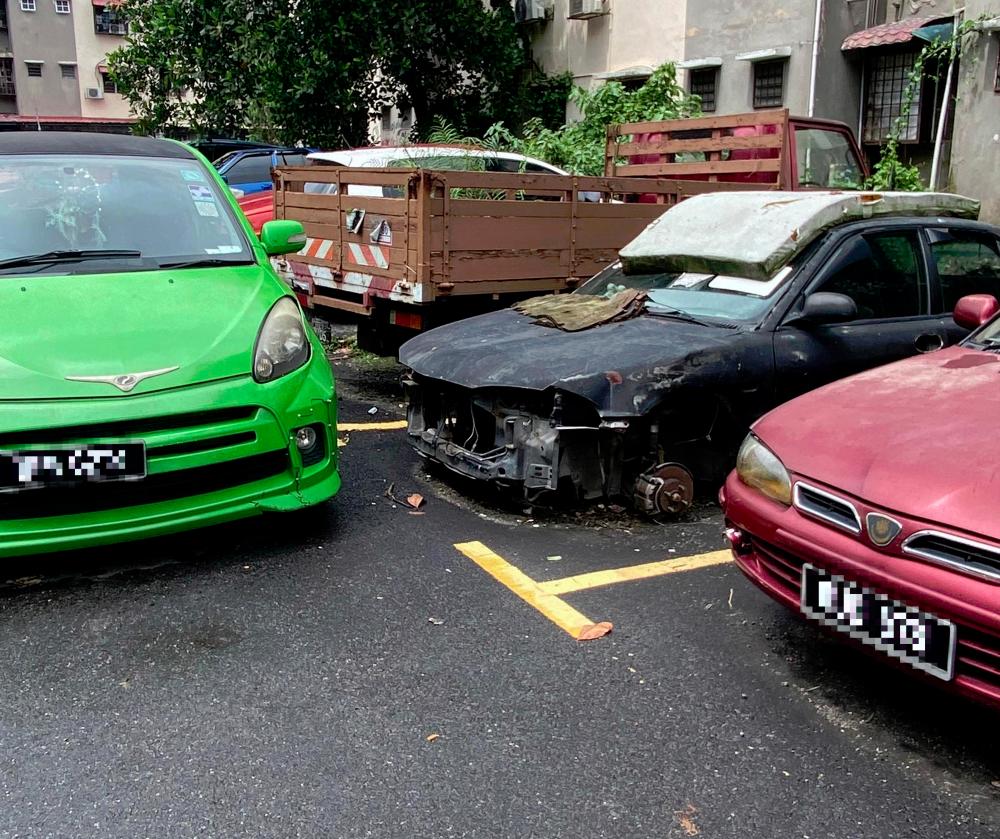 Apartment residents plagued by parking shortage Apartment residents plagued by parking shortage