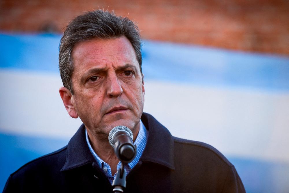 Argentina offers financial aid to crisis-hit workers and pensioners