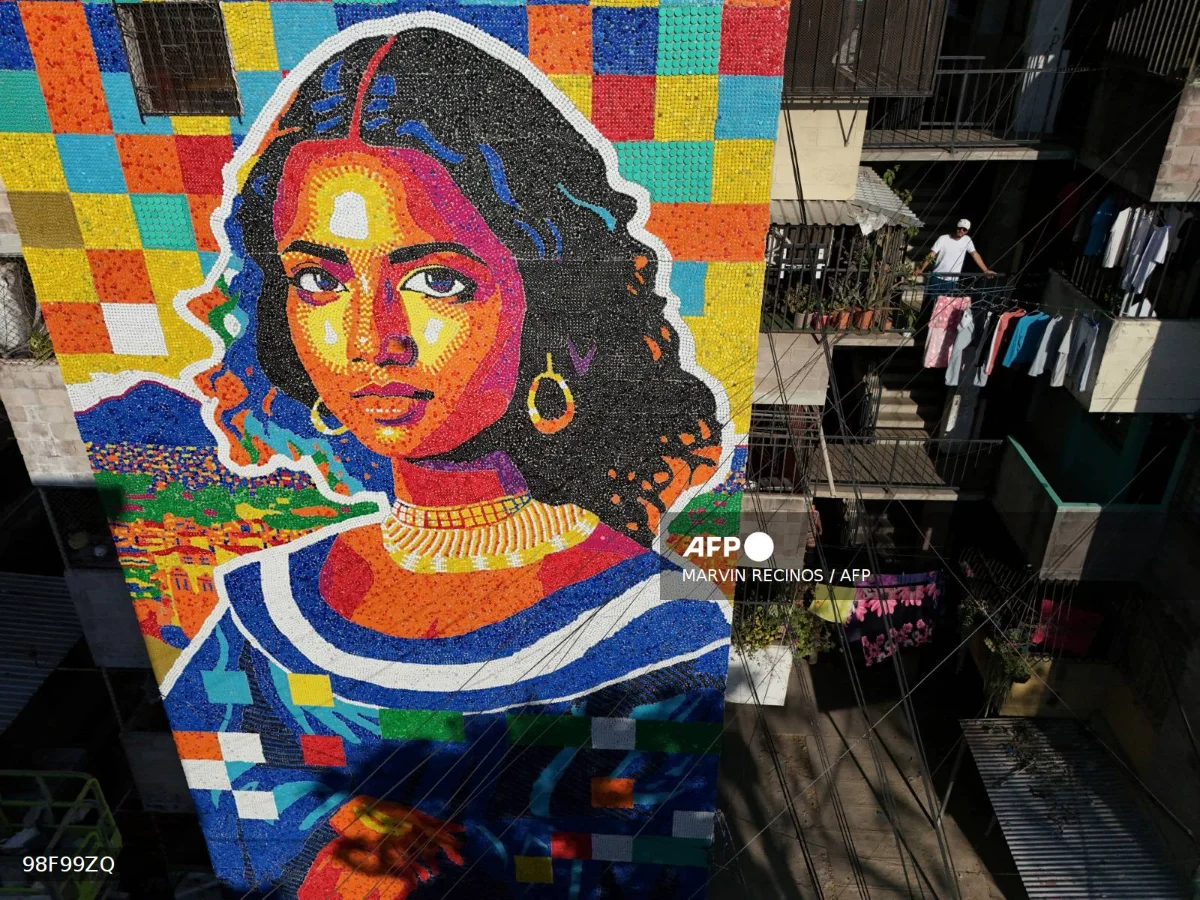Artist_creates__Latin_American_Mona_Lisa__from_plastic_bottle_caps