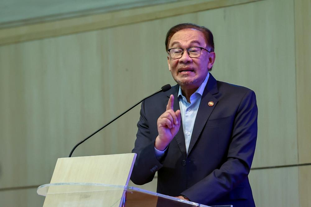 Azam Baki: Anwar has given MACC the ‘green light’ to investigate any minister, gov’t official 