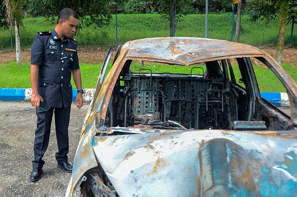 Baby meets fiery end after parents’ car crashes into lamppost Baby meets fiery end after parents’ car crashes into lamppost