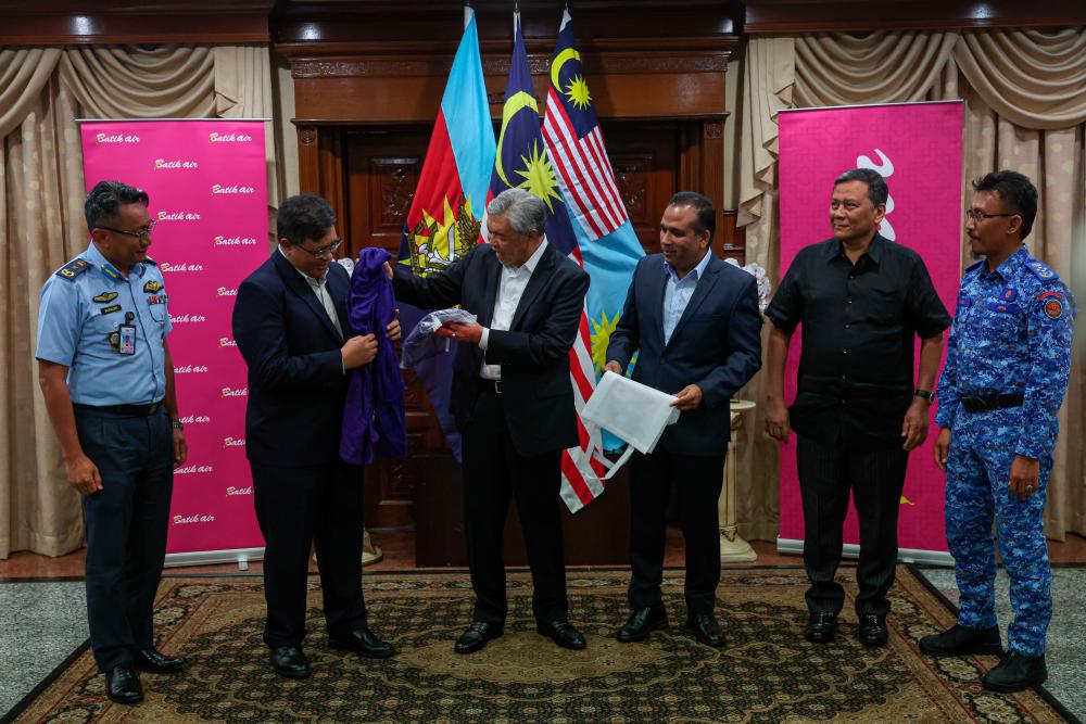 Batik Air sumbang 3,000 helai selimut untuk mangsa banjir di Johor Batik Air sumbang 3,000 helai selimut untuk mangsa banjir di Johor