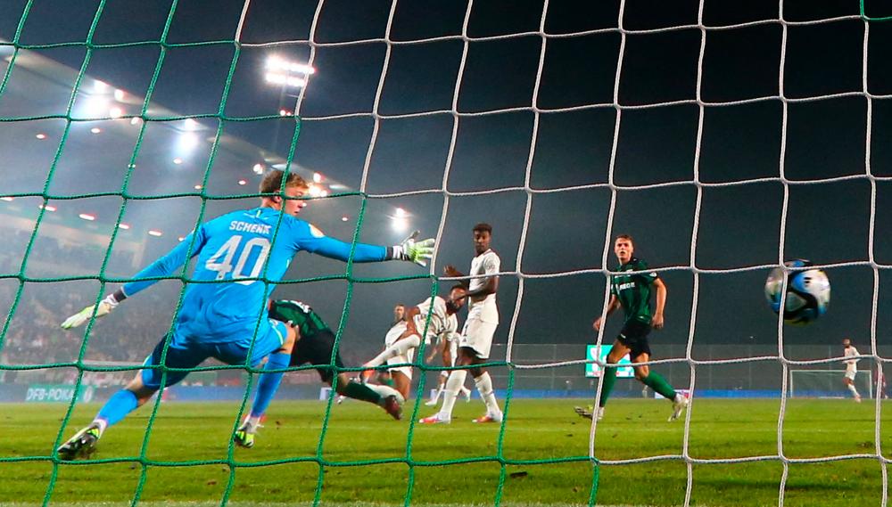 Bayern breeze into second round of German Cup
