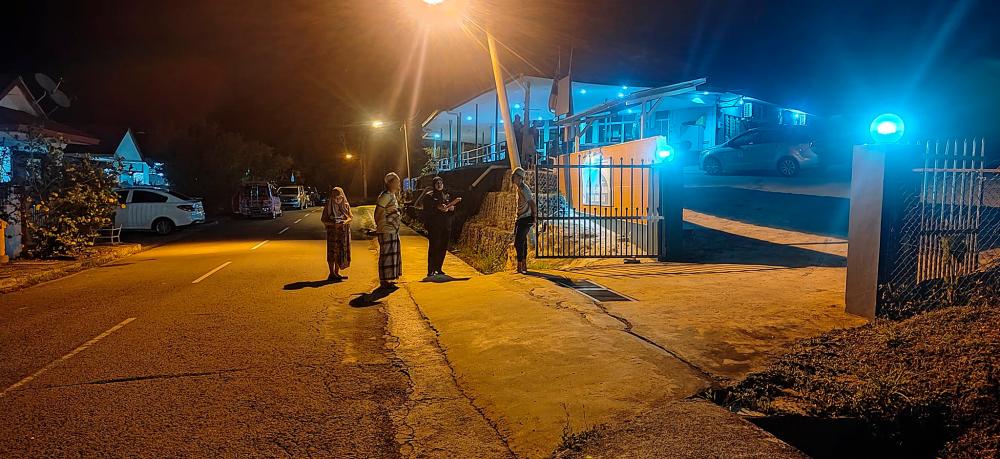 Bayi ditinggalkan di depan masjid bersama nota minta maaf