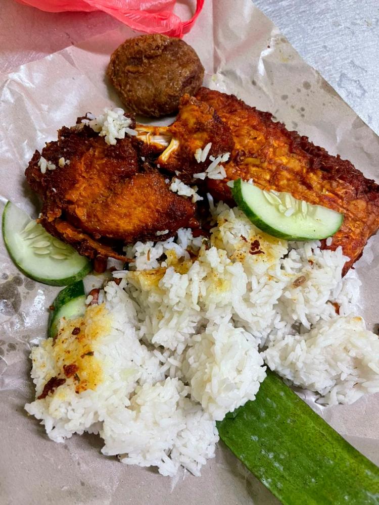 Bazaar Ramadan stall exposed for selling RM15 nasi lemak with chicken Bazaar Ramadan stall exposed for selling RM15 nasi lemak with chicken
