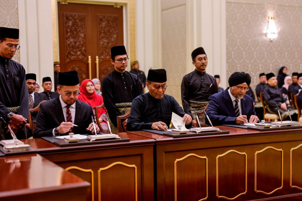Bekas pengarah mengaku tidak bersalah pindah wang syarikat ke akaun syarikat miliknya Bekas pengarah mengaku tidak bersalah pindah wang syarikat ke akaun syarikat miliknya