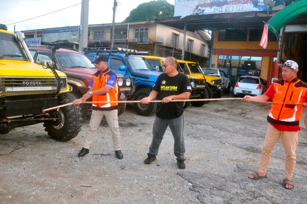 Belantara club members modify vehicles to help flood victims Belantara club members modify vehicles to help flood victims