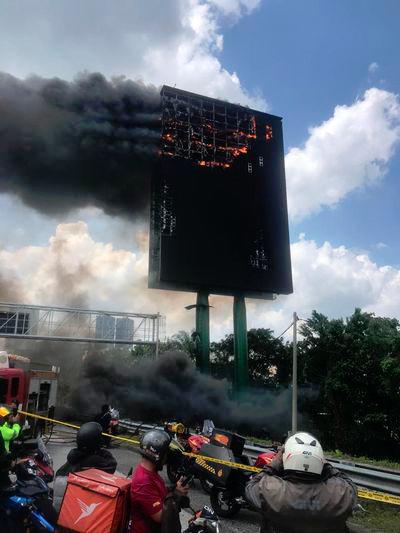 Billboard located along Federal Highway catches fire Billboard located along Federal Highway catches fire