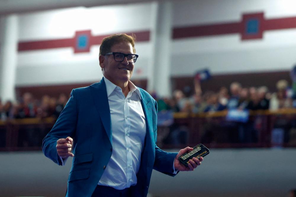 Billionaire Cuban stumps for Harris as Musk hits trail for Trump