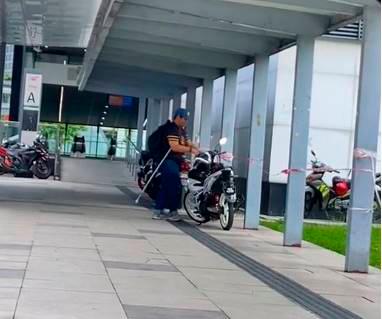Blind man removes motorcycle at tactile pavement, selfless act applauded Blind man removes motorcycle at tactile pavement, selfless act applauded