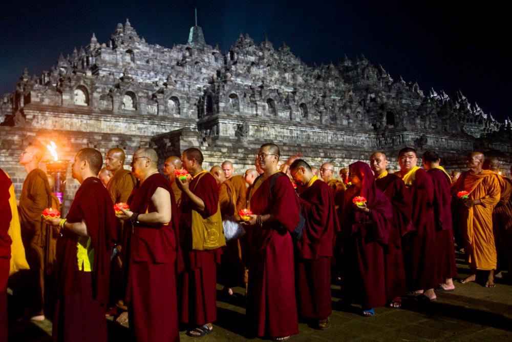 Borobudur glows with thousands of illuminated lanterns and devotees for Wesak Borobudur glows with thousands of illuminated lanterns and devotees for Wesak