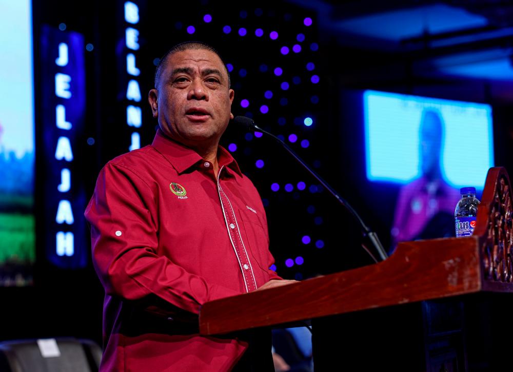 Breached bunds cause of stagnant flood waters in Hilir Perak, says Saarani